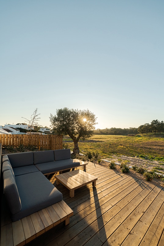 Terrasse en bois d'acacia pour un particulier, pour une meilleure résistance aux aléas météo (notamment la pluie).