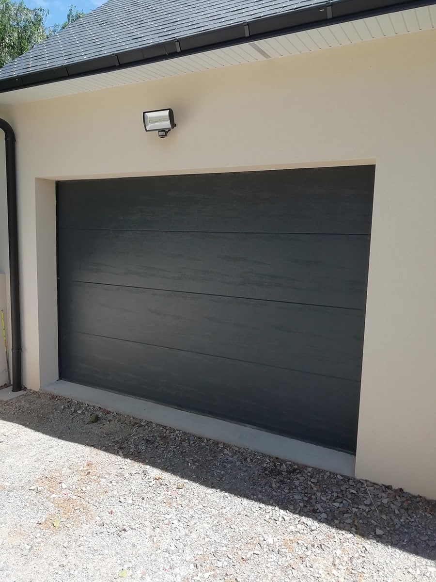 Poseur de porte de garage à Angers, entreprise de menuiserie