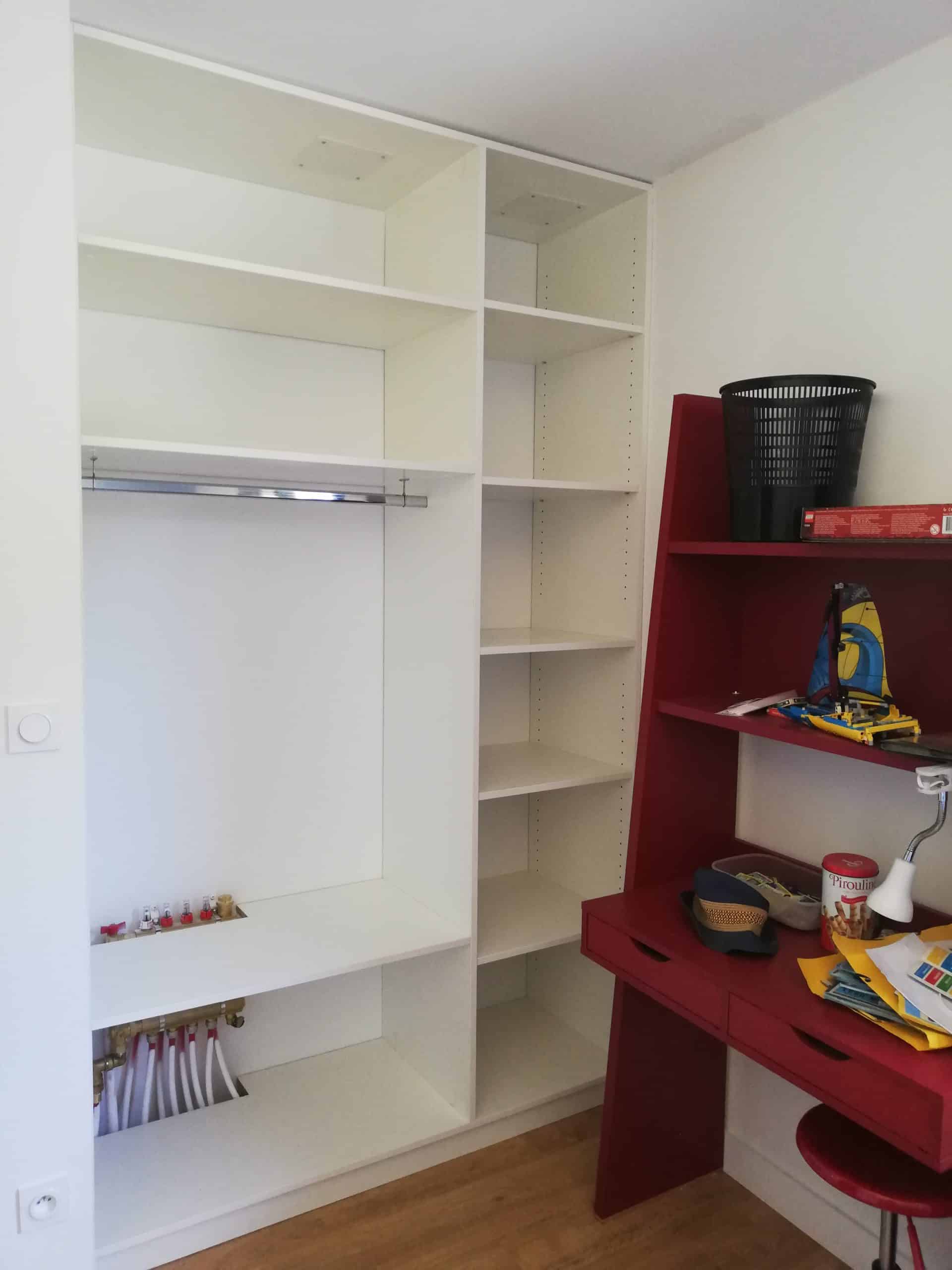 Création d'un dressing dans une niche pour optimiser l'espace