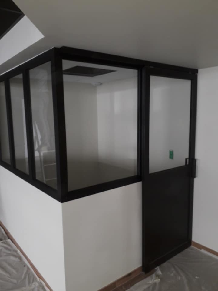 Création coin bureau style verrière avec porte battante 1
