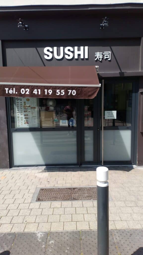 Réfection menuiserie façade Sushi shop Angers en alu Technal_1