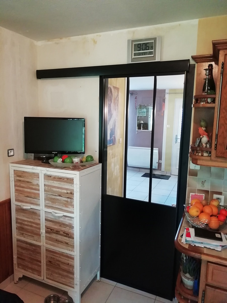 pose de porte verrière de style atelier