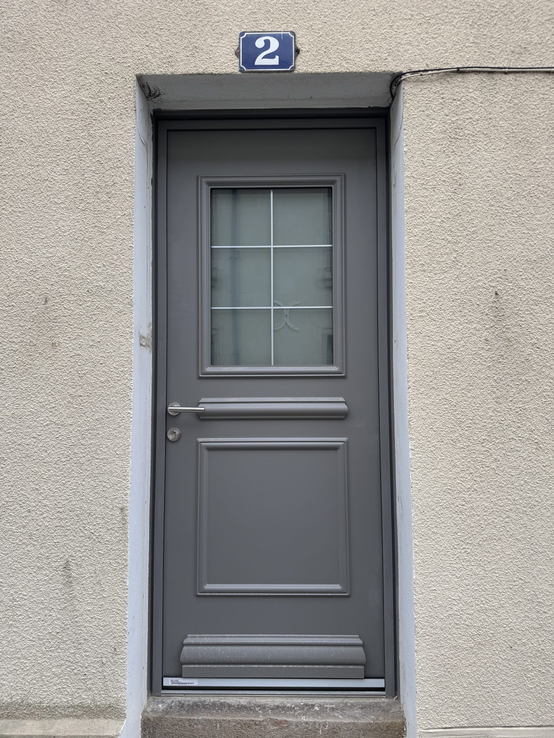 Porte aluminium modèle Rectangle avec cimaise