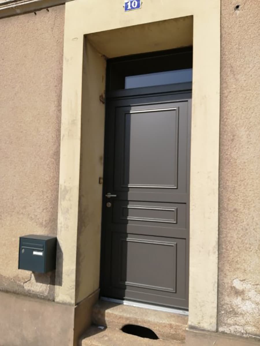 Pose d'une nouvelle porte d'entrée angers, entreprise de menuiserie