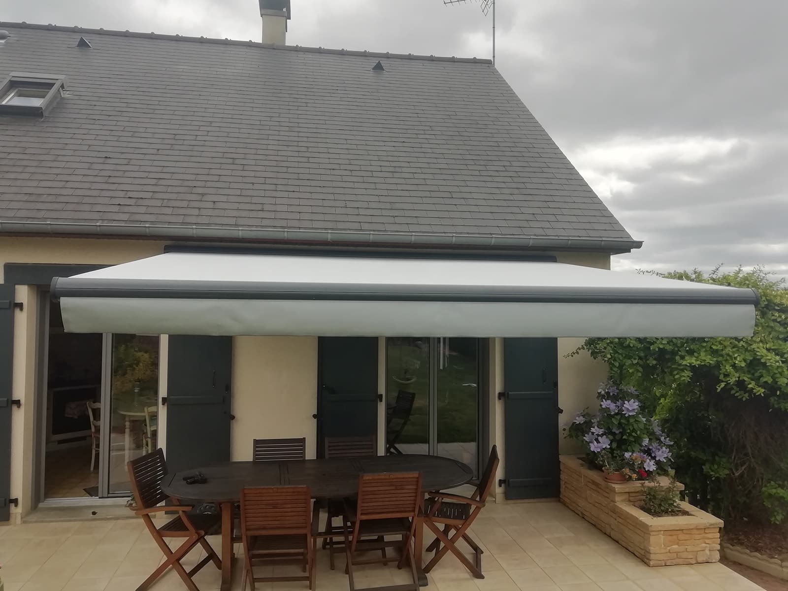 Installation de store sur une terrasse Maine-et-Loire