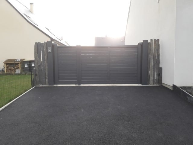 Portail alu motorisation intégrée montants - ouverture 2/3-1/3