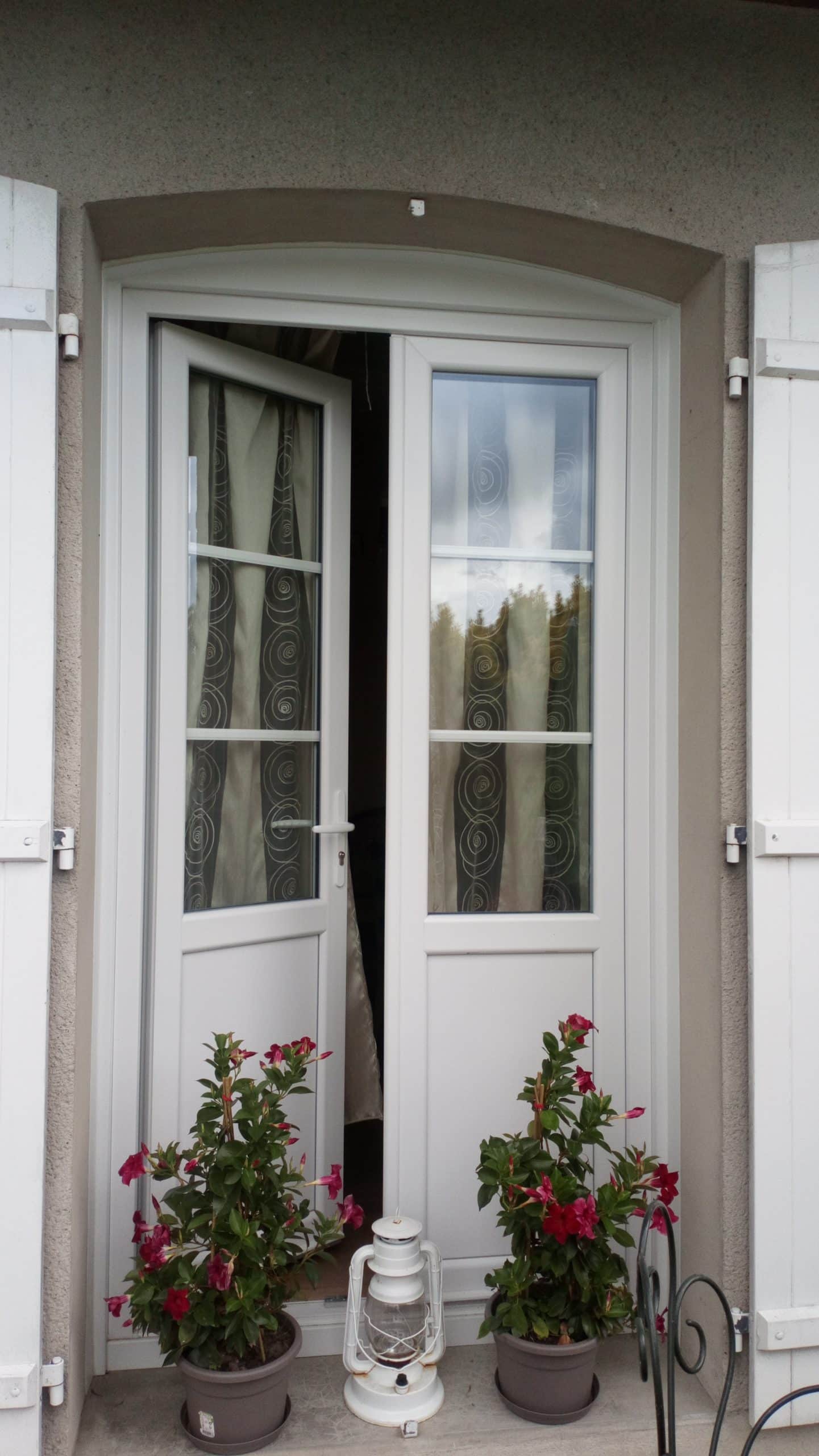 Porte fenêtre serrure pvc
